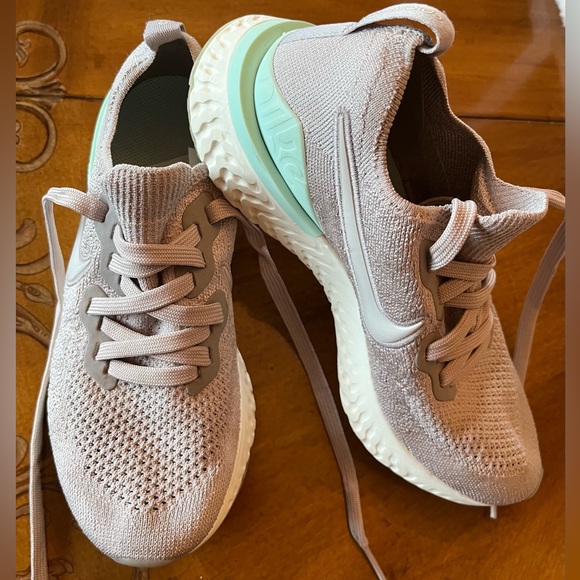 Women’s Nike Epic React Flyknit 2 teal/mint running shoe. Size 7 - Picture 3 of 8
